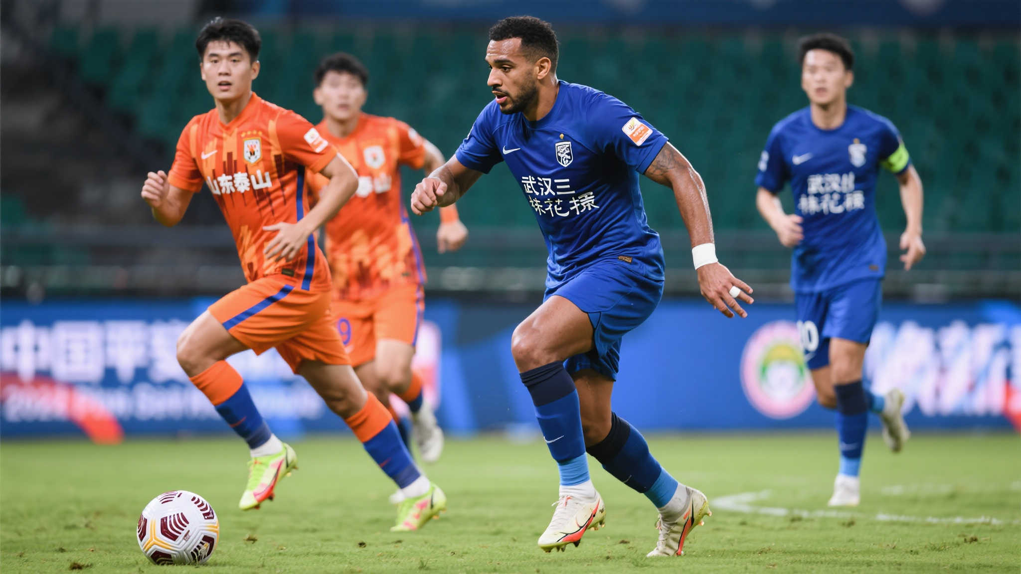 当然，这场比赛并非山东泰山一家独大。武汉三镇作为近